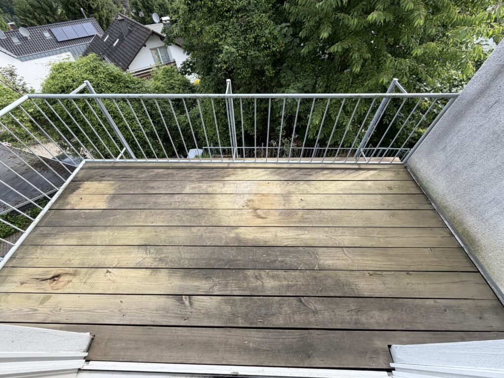 Vorher. Echtholzterrasse vor der Sanierung