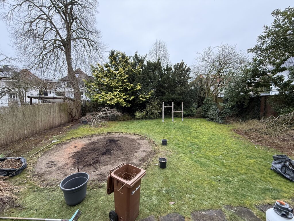 Vorher. Garten vor der Neuanlage der Rasenfläche